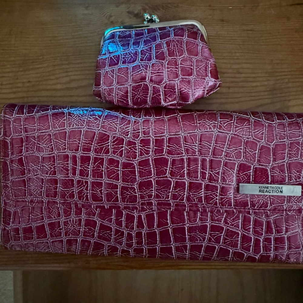 Kenneth Cole Reaction Fuchsia Crocodile Embossed Set